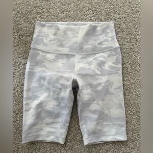 Lululemon Wunder Under Short 10"*RibbedIncognitoCamoJacquardAlpineWhiteStarlight
